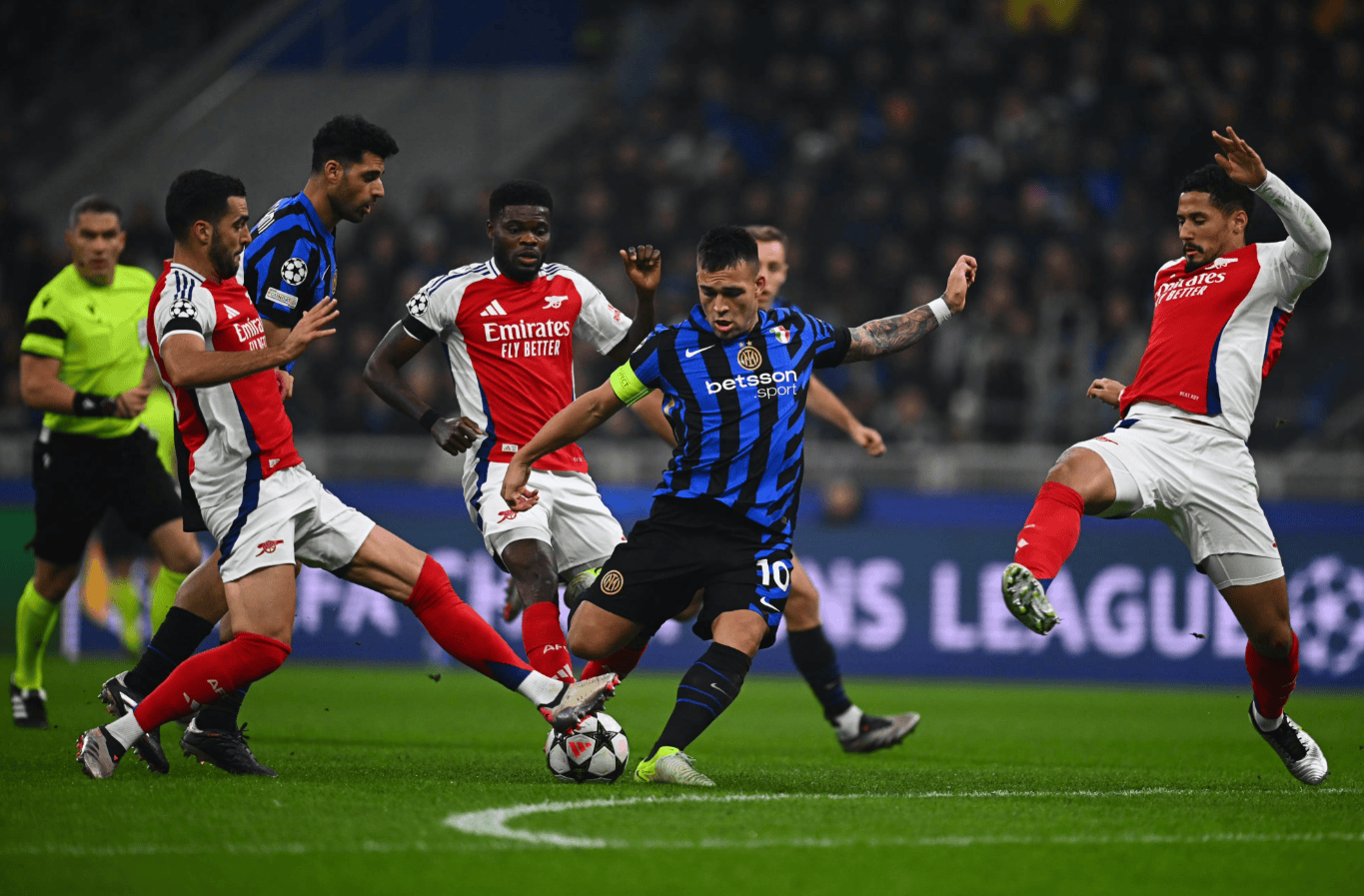 [中超]法比奥造乌龙路易斯点射 国安2-2补时绝平申花